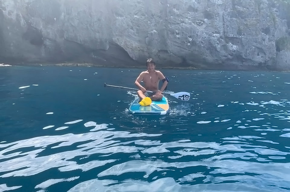 塩谷、青の洞窟にSUPツーリング中の成田