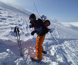 強風で極寒の稜線
