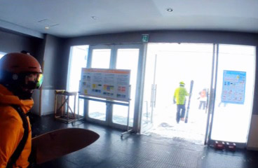 風速9m/sの強風が吹くキロロスキー場ゴンドラ山頂駅の様子