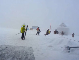 風速9m/sのゴンドラ山頂駅