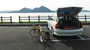 洞爺湖一周を前に自転車の記念写真