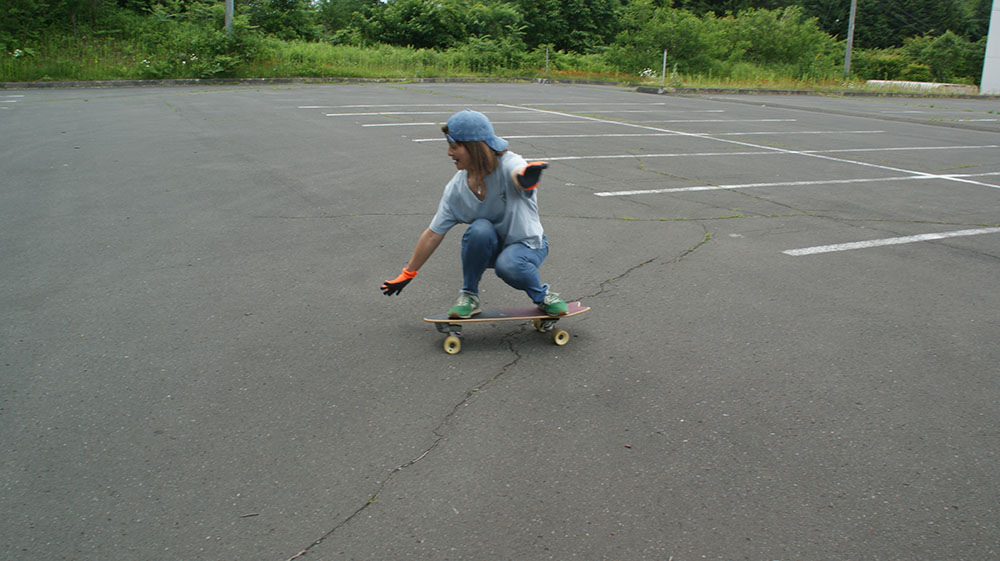 サーフスケートでバックサイドの練習
