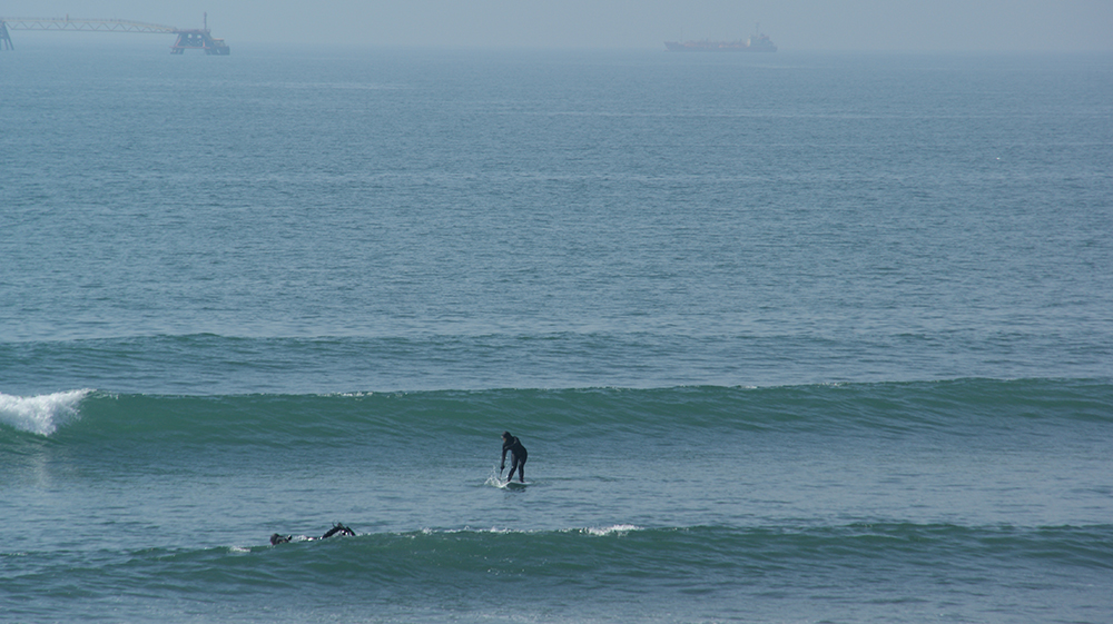 シカッティにて波を追いかけるパートナー写真2