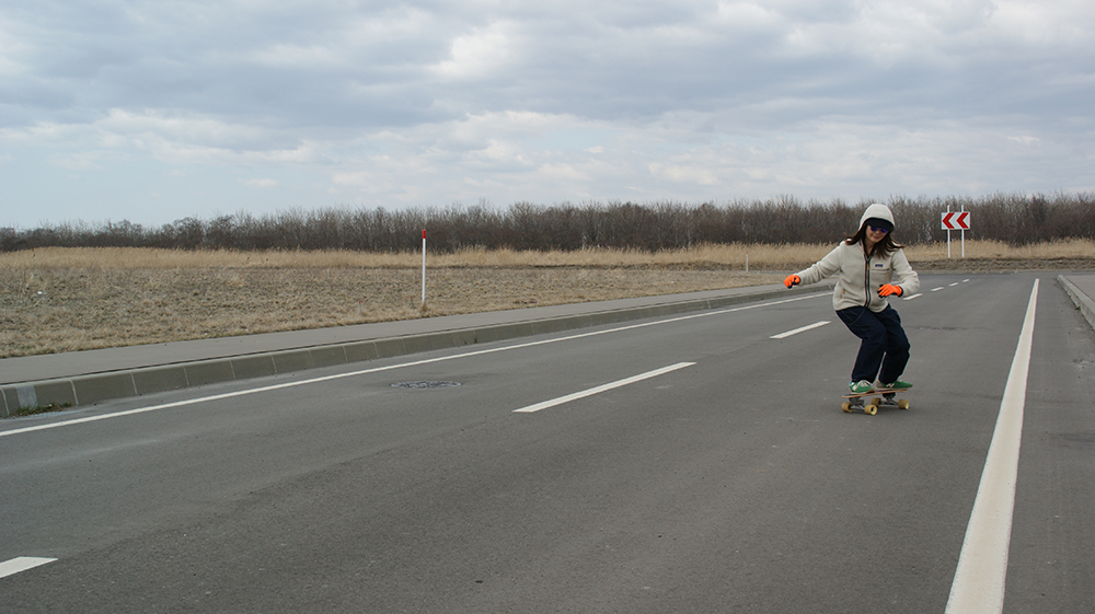 サーフスケートに乗るパートナー写真