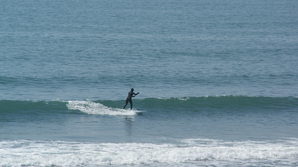 シカッティにて腰波に乗るパートナー写真1