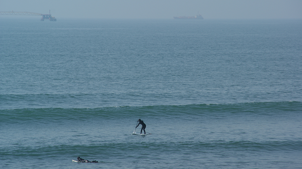 シカッティにて波を追いかけるパートナー写真3