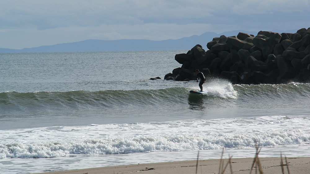 波のトップ付近を横に走る