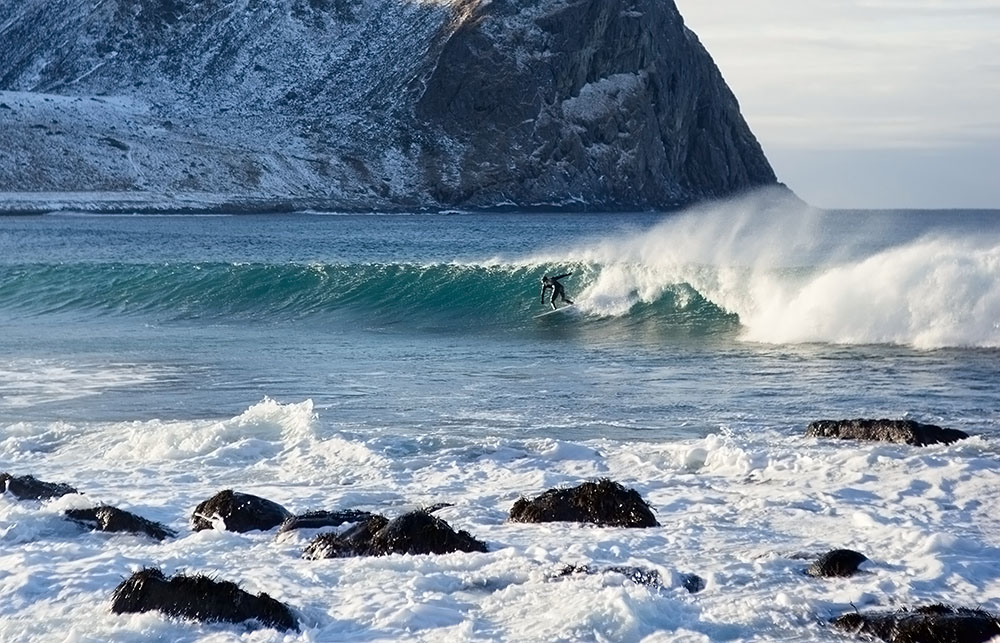 冷たい海でのサーフィンはサーファーズイヤーになります。